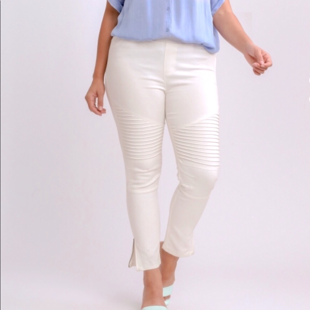 BOUTIQUE ITEM- 💥LAST ONE💥 OFF-WHITE MOTO JEGGINGS, ZIPPER ANKLE